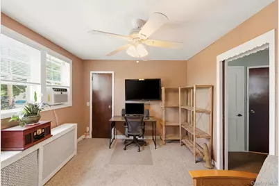 72 E Hitchcock Avenue, Floral Park, NY 11001 - Photo 16