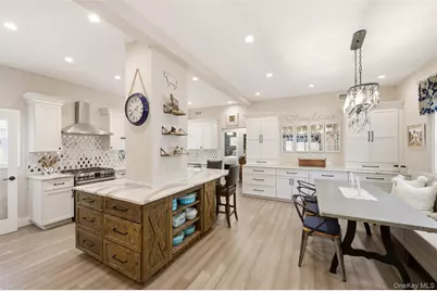 72 E Hitchcock Avenue, Floral Park, NY 11001 - Photo 4