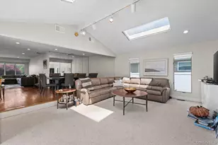 21 Beaumont Dr, Plainview, NY 11803 - Photo 12
