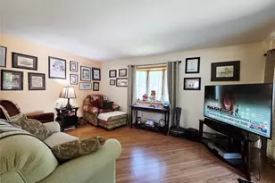 211 Babylon St, Islip Terrace, NY 11752 - Photo 2