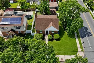 646 Macon Pl, Uniondale, NY 11553 - Photo 2
