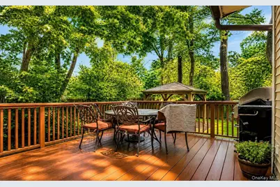 2466 New York New York Avenue, Melville, NY 11747 - Photo 20