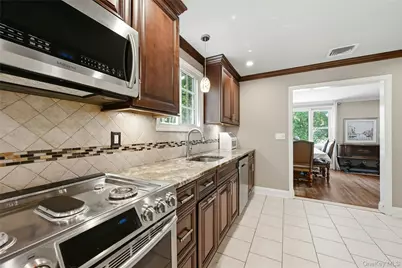 17 Pauchogue Avenue, East Islip, NY 11730 - Photo 10