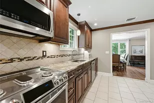 17 Pauchogue Ave, East Islip, NY 11730 - Photo 10