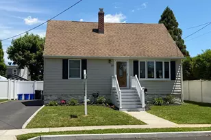 49 Mortimer Ave, Babylon, NY 11702 - Photo 2