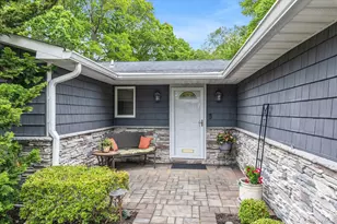 15 Bluff Cir, Hauppauge, NY 11788 - Photo 2