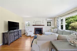 28 Hemlock Ln, Bay Shore, NY 11706 - Photo 4