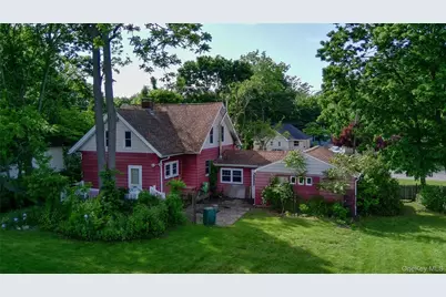 22 Oakland Avenue, Port Jefferson Station, NY 11776 - Photo 2