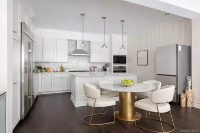 3000 Royal Court #3201, North Hills, NY 11040 - Photo 2