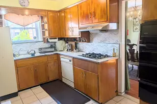 164-11 67th Ave, Fresh Meadows, NY 11365 - Photo 4