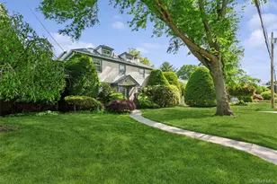621 Oxford St, Westbury, NY 11590 - Photo 2