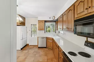 621 Oxford St, Westbury, NY 11590 - Photo 12