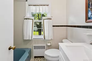 621 Oxford St, Westbury, NY 11590 - Photo 32