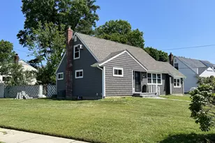 7 Mindy Ln, Westbury, NY 11590 - Photo 2