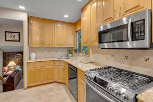 19 Cottage Ct, Huntington Station, NY 11746 - Photo 10