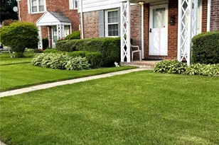 22 Bayview Ct, Manhasset, NY 11030 - Photo 2