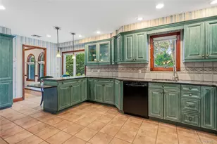 565 Mohawk Rd, West Hempstead, NY 11552 - Photo 16