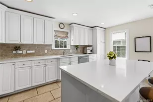 47 Syosset Cir, Syosset, NY 11791 - Photo 12