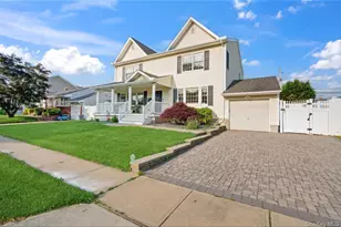 47 Syosset Cir, Syosset, NY 11791 - Photo 2