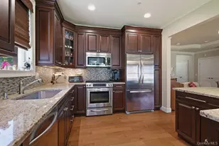 318 Roosevelt Way, Westbury, NY 11590 - Photo 14