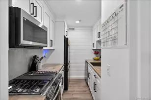 223 Artist Lake Dr, Middle Island, NY 11953 - Photo 4