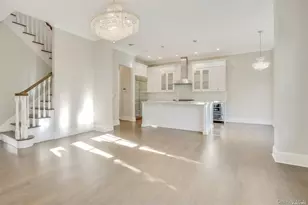 402 Grist Mill Cir, Roslyn, NY 11576 - Photo 2