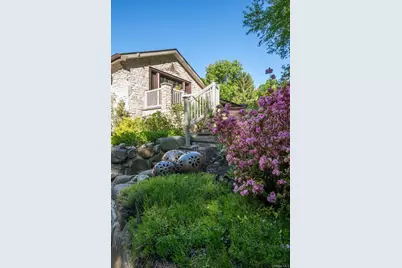121 Laurel Lane, Syosset, NY 11791 - Photo 2