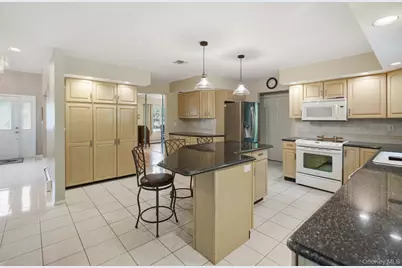 8 Lorraine Court, Medford, NY 11763 - Photo 18