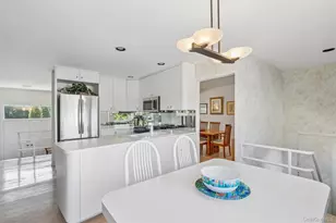 20 Melbourne Ln, Old Bethpage, NY 11804 - Photo 10