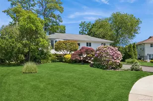 20 Melbourne Ln, Old Bethpage, NY 11804 - Photo 2