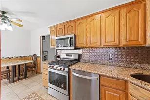 403 Brookside Ct, Copiague, NY 11726 - Photo 8