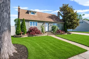 403 Brookside Ct, Copiague, NY 11726 - Photo 2