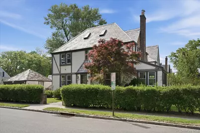 261-21 Pembroke Avenue, Great Neck, NY 11020 - Photo 2