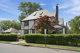 26121 Pembroke Ave, Great Neck, NY 11020 - Photo 2