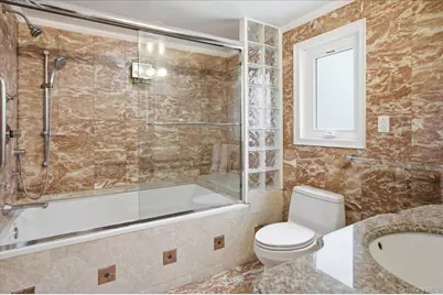 261-21 Pembroke Avenue, Great Neck, NY 11020 - Photo 22