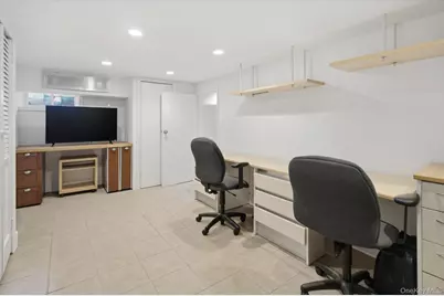 261-21 Pembroke Avenue, Great Neck, NY 11020 - Photo 32
