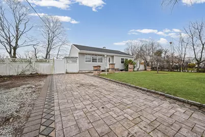 186 Westwood Drive, Brentwood, NY 11717 - Photo 2