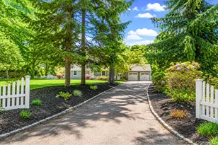 30 Landing Meadow Rd, Smithtown, NY 11787 - Photo 2
