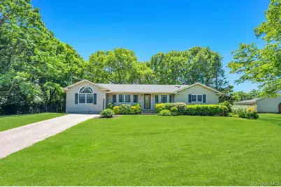 8 Camille Lane, Holbrook, NY 11741 - Photo 2