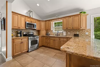 634 Myrtle Avenue, West Islip, NY 11795 - Photo 2