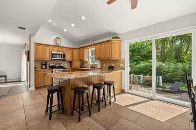 634 Myrtle Avenue, West Islip, NY 11795 - Photo 4