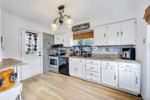8 Lilac Ln, Levittown, NY 11756 - Photo 2
