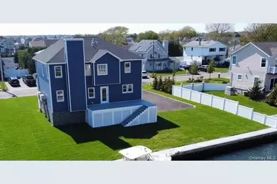 851 W Bay Drive, West Islip, NY 11795 - Photo 2
