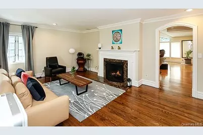 130 Country Club Drive, Manhasset, NY 11030 - Photo 2