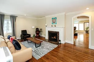 130 Country Club Dr, Manhasset, NY 11030 - Photo 2
