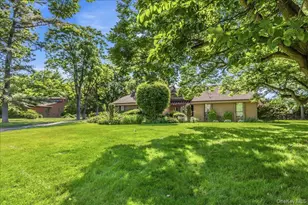 17 Campo Cir, Old Westbury, NY 11568 - Photo 2