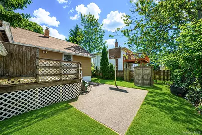 561 Chestnut Street, Lindenhurst, NY 11757 - Photo 18