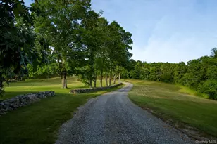129 W Meadow Ln, Millbrook, NY 12545 - Photo 2