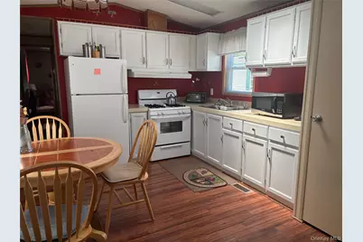 525/B11 Riverleigh Avenue #B11, Riverhead, NY 11901 - Photo 2