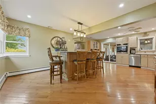 19 Berkshire Rd, Bethpage, NY 11714 - Photo 4